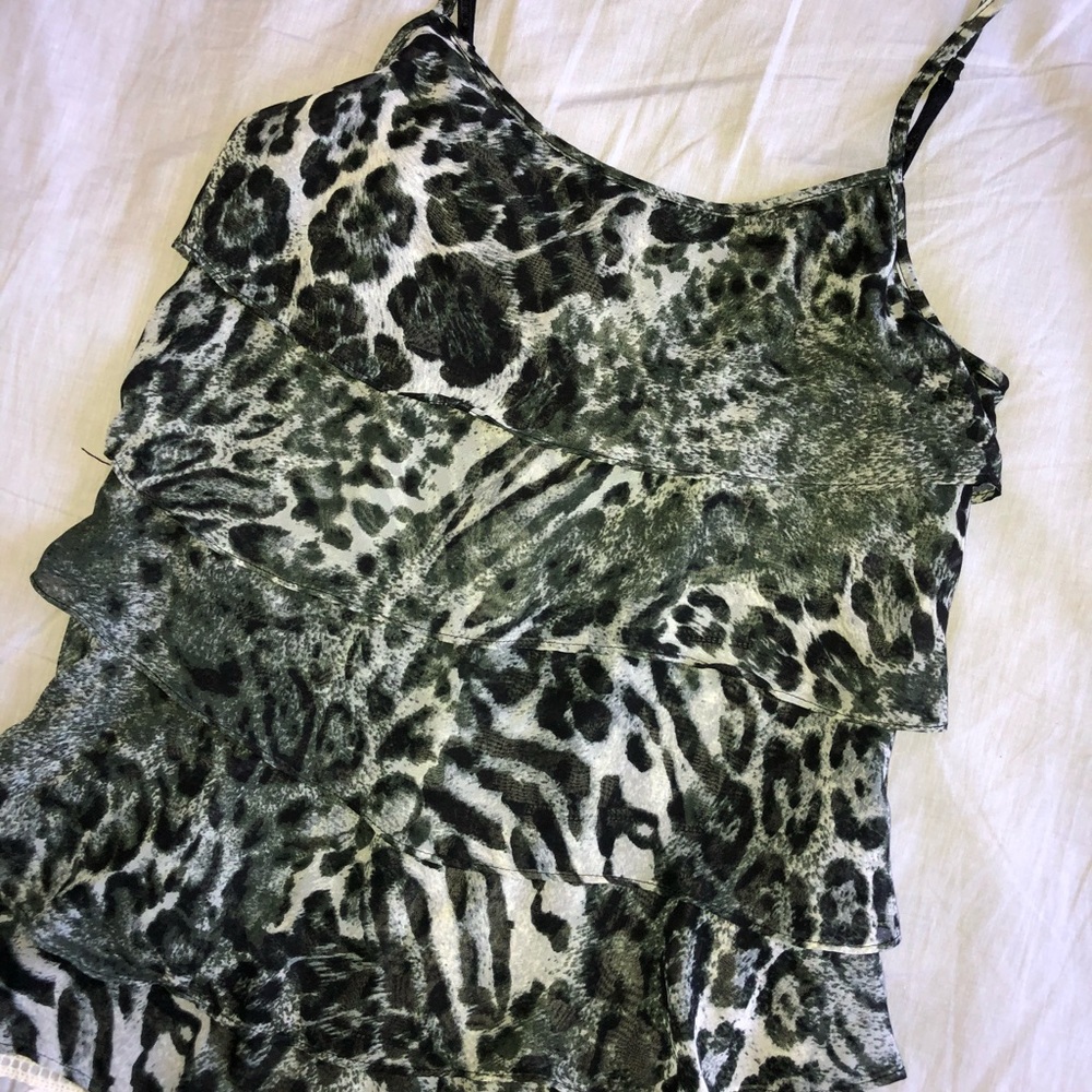 NY&CO Exotic Ruffle Cami🖤 - Picture 3 of 4